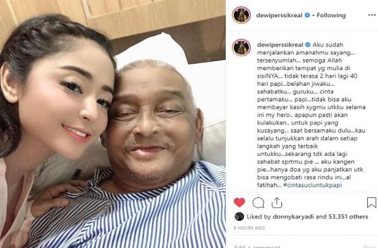 Dewi Perssik dan almarhum ayahnya (Instagram @dewiperssikreal)