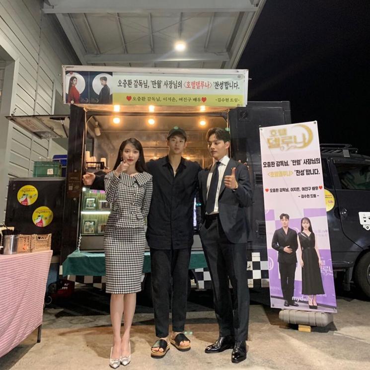Kim Soo Hyun datangi Lokasi syuting drama IU dan Yeo Jin Goo, Hotel Del Luna (Instagram/@dlwlrma)