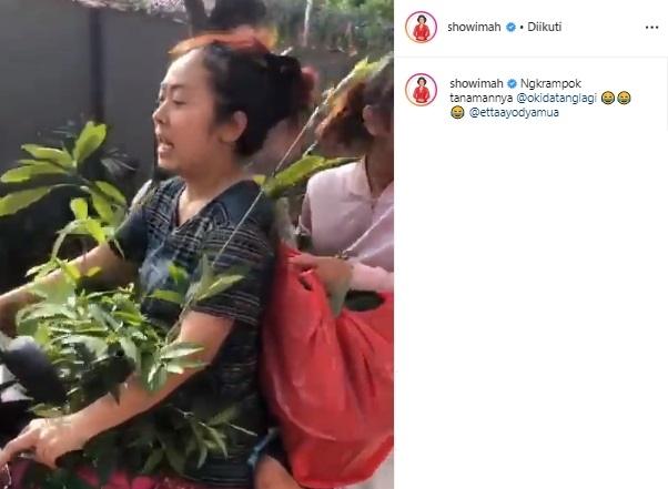 Soimah naik motor tanpa helm. (Instagram/@showimah)