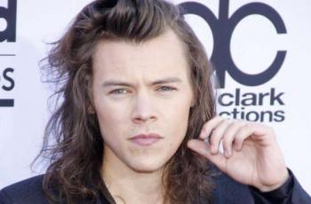 Harry Styles Diduga Meludahi Chris Pine di Festival Film Venesia, Tepat di Samping Sang Kekasih