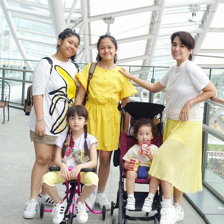 Ussy Sulistiawaty liburan bareng putri-putrinya. (Instagram/@ussypratama)