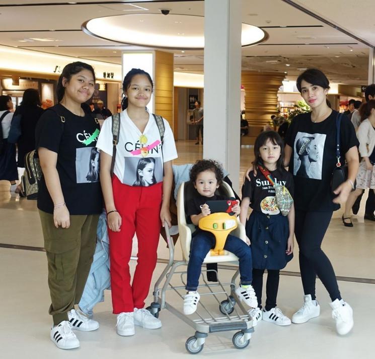 Ussy Sulistiawaty liburan bareng putri-putrinya. (Instagram/@ussypratama)
