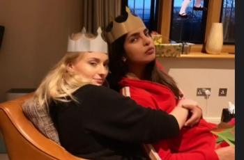 Adu Gaya Priyanka Chopra vs Sophie Turner Pakai Piyama Victoria Beckham, Kece Mana?