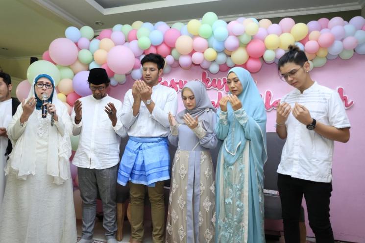 Momen tasyakuran kehamilan Irish Bella dan Ammar Zoni. (Matamata.com/Yuliani)