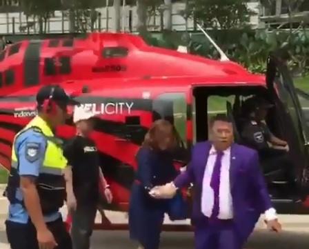 Hotman Paris turun dari helikopter didampingi asisten cantik. [Instagram]
