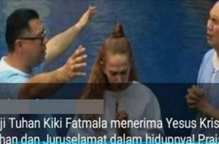 Kiki Fatmala diduga sedang dibaptis. [Instagram]