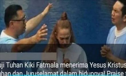 Kiki Fatmala diduga sedang dibaptis. [Instagram]