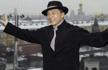 Ikut Pesta Bareng Polisi, Jackie Chan Digosipkan Kena Virus Corona?
