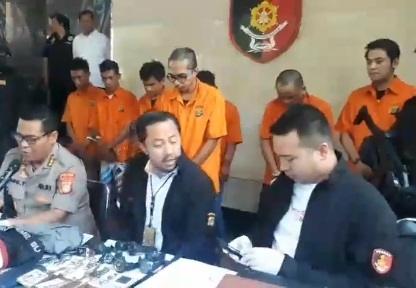 Kriss Hatta dihadirkan sata gelar perkara di Polda Metro. [MataMata.com]