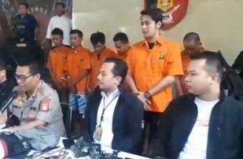 Pakai Baju Tahanan, Wajah Kriss Hatta Tegang