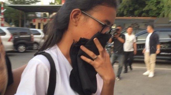 Shenina Chinnamon jenguk Jefri Nichol di Polres Jakarta Selatan [Yuliani/MataMata.com]
