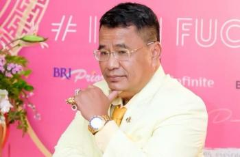 Disuruh Makan di Belakang Orang Salat, 5 Aksi Hotman Paris Melayat Gus Sholah