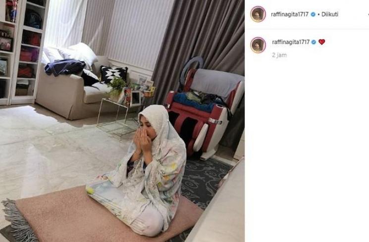 Nagita Slavina salat. (Instagram/@raffinagita1717)