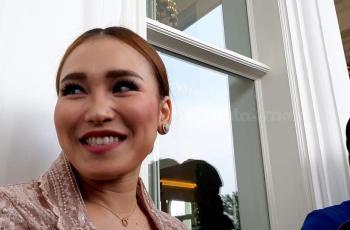 Nunggak Bayar Utang, Ayu Ting Ting Dikirimi Karangan Bunga