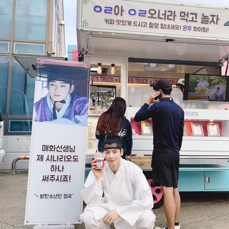 Jungkook BTS kirim truk kopi ke lokasi syuting Cha Eun Woo ASTRO (Twitter/@offclASTRO)