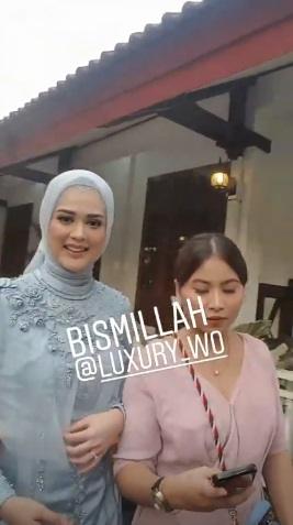 Cut Meyriska saat lamaran. [Instagram]