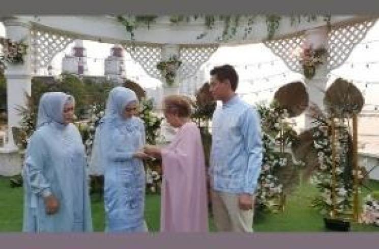 Momen lamaran Cut Meyriska dan Roger Danuarta. (Instagram/@luxury_wo)