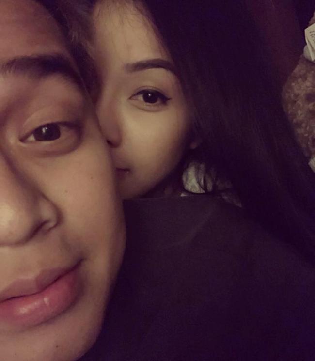 Billy Syahputra dikecup Elvia Cerolline.[Instagram]