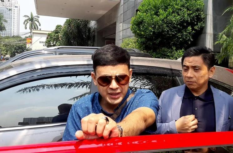 Ramzi datangi Polda Metro Jaya bersama Sandy Arifin, Selasa (30/7/2019). [Matamata.com]
