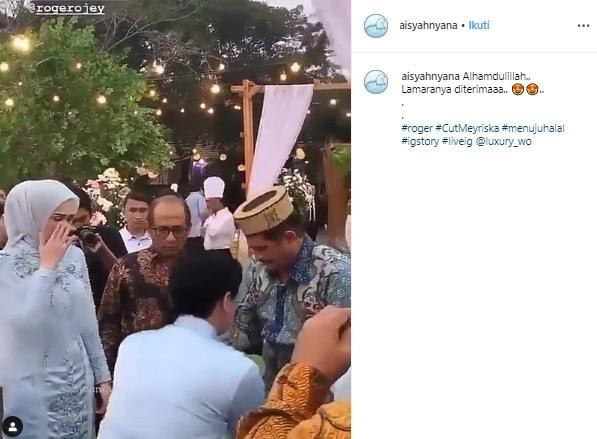 Momen Roger Danuarta minta restu ke ayah Cut Meyriska. (Instagram)