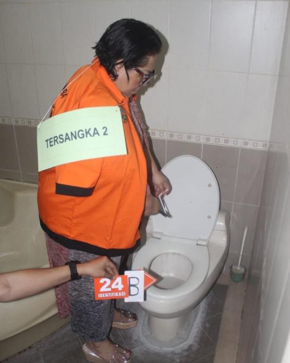 Nunung saat peragakan adegan saat rekonstruksi. [Instagram@PMJNews]