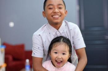 Nyanyikan Lagu dan Gendong Thalia Onsu yang Lagi Sakit, Betrand Peto Bikin Mewek