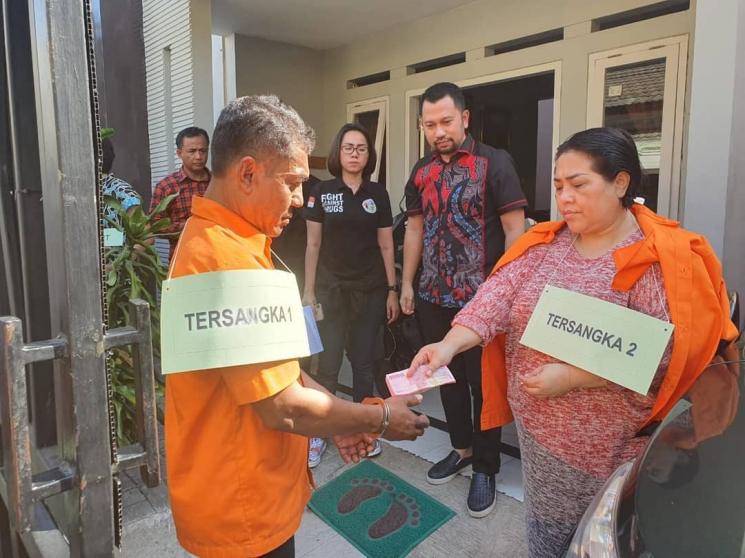 Adegan Nunung saat menyerahkan uang untuk membeli sabu. [Instagram @PMJNews]