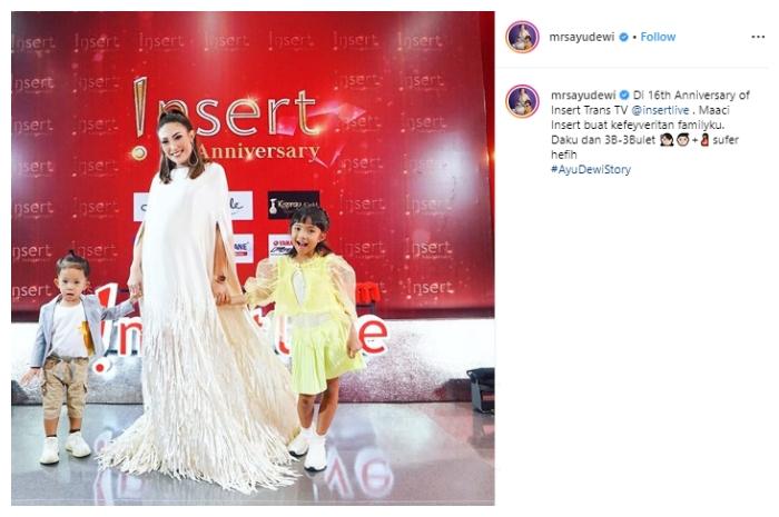 Ayu Dewi dan dua buah hatinya. (Instagram/@mrsayudewi)