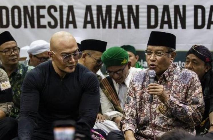 Ketua Umum Pengurus Besar Nahdlatul Ulama (PBNU) Said Aqil Siradj bersama artis Deddy Corbuzier saat menghadiri Istigasah PBNU di Jakarta, Rabu (31/7). (ANTARA FOTO/Dhemas Reviyanto)