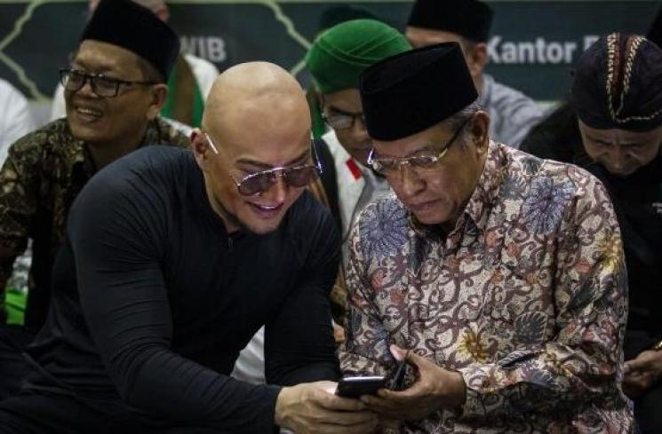 Ketua Umum Pengurus Besar Nahdlatul Ulama (PBNU) Said Aqil Siradj bersama artis Deddy Corbuzier saat menghadiri Istigasah PBNU di Jakarta, Rabu (31/7). (ANTARA FOTO/Dhemas Reviyanto)