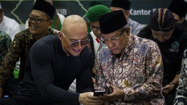 Ketua Umum Pengurus Besar Nahdlatul Ulama (PBNU) Said Aqil Siradj bersama artis Deddy Corbuzier saat menghadiri Istigasah PBNU di Jakarta, Rabu (31/7). (ANTARA FOTO/Dhemas Reviyanto)