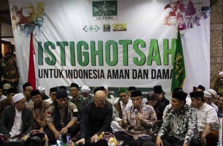 Ketua Umum Pengurus Besar Nahdlatul Ulama (PBNU) Said Aqil Siradj bersama artis Deddy Corbuzier saat menghadiri Istigasah PBNU di Jakarta, Rabu (31/7). (ANTARA FOTO/Dhemas Reviyanto)