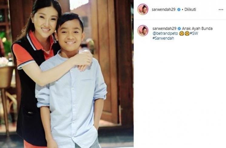 Sarwendah dan Betrand Peto. (Instagram/@sarwendah29)