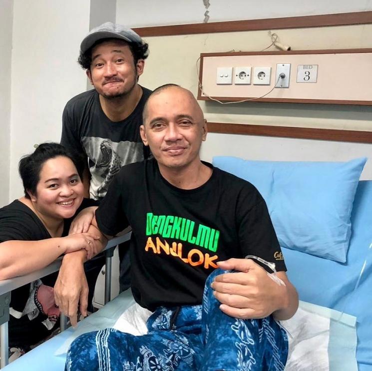 Isa Bajaj temani Agung Hercules di rumah sakit. (Instagram/@isa_bajaj)