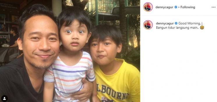 Denny Cagur dan kedua anaknya (Instagram/@dennycagur)