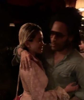 Nikita Mirzani peluk Lenny Kravitz. [Instagram]