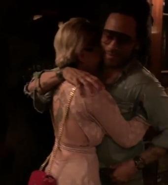 Lenny Kravitz membetulkan posisi celananya saat dipeluk Nikita Mirzani. [Instagram]