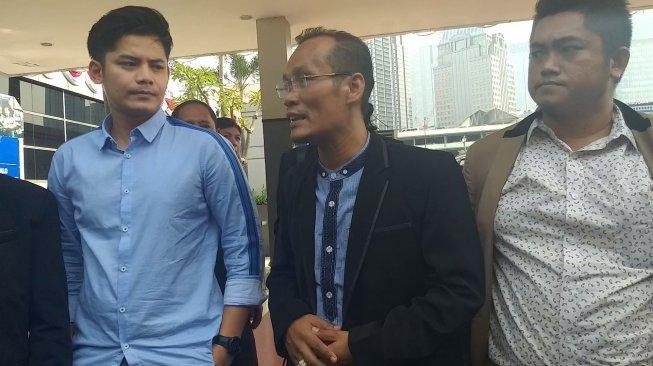Pacar Angel Lelga, Fiki Alman (mengenakan kemeja biru) melaporkan Vicky Praserto ke Polda Metro Jaya, Senin (5/8/2019). [Yuliani/Suara.com]