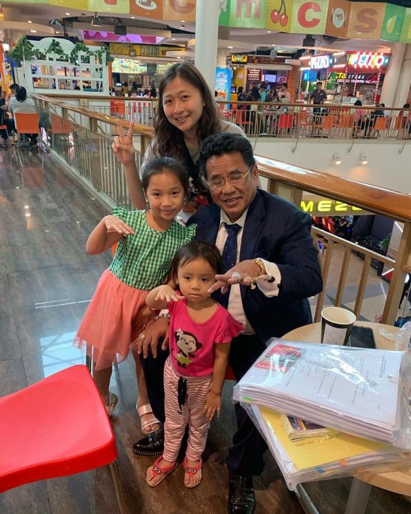 Hotman Paris layani permintaan foto dari anak-anak hingga ibu-ibu. [Instagram]