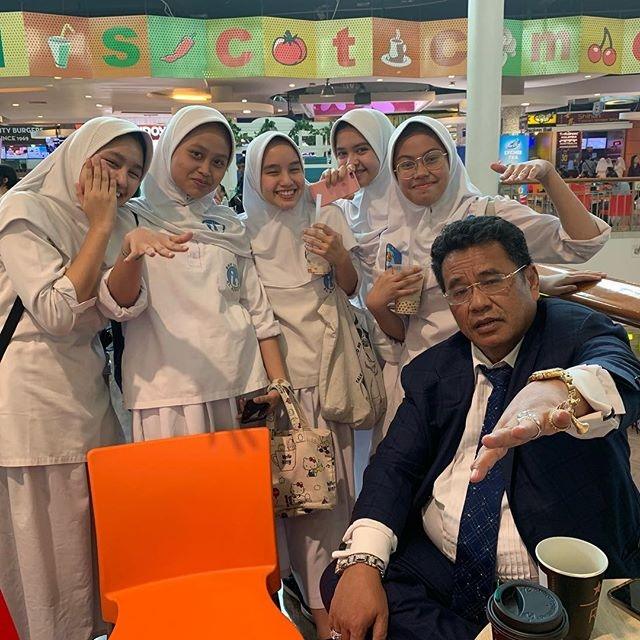 Hotman Paris foto bareng fans dari kalangan pelajar. [Instagram]