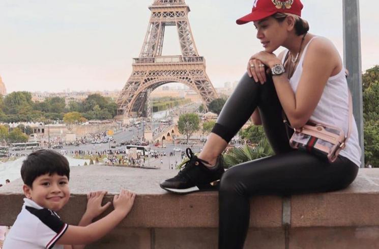 Nikita Mirzani bersama Azka dengan latar belakang Menara Eiffel. [Instagram]