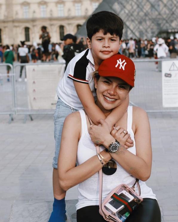 Nikita Mirzani pose bareng Azka di Paris. [Instagram]