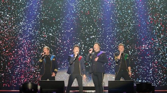 Konser Westlife  di ICE BSD, Tangerang, Banten, Selasa (6/8). [Suara.com/Arya Manggala]