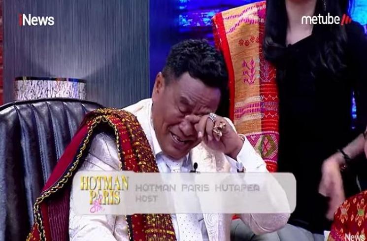 Tangis Hotman Paris pecah saat mengenang mendiang sang ibu (Tangkapan layar YouTube Hotman Paris Show Official)
