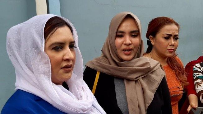 Dua kakak Fairuz A Rafiq: Fadia dan Rani A Rafiq bersama Rency Milano. [Sumarni/Suara.com]