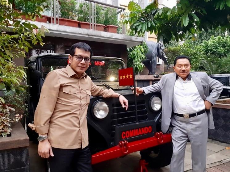 Wishnutama dan Hendropriyono mejeng di mobil Commando. [Instagram]