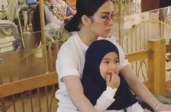 Layaknya Sosialita, Keponakan Syahrini Pakai Tas Macan Seharga Puluhan Juta