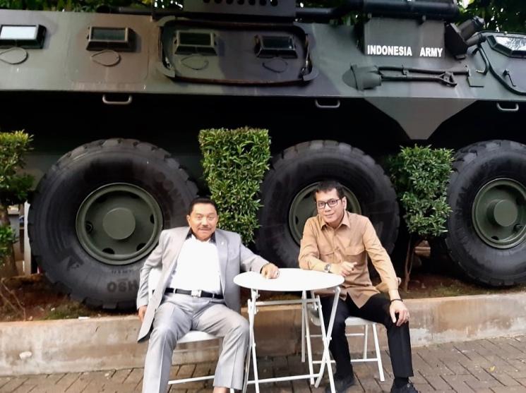 Wishnutama dan Hendropriyono pamer panser. [Instagram]