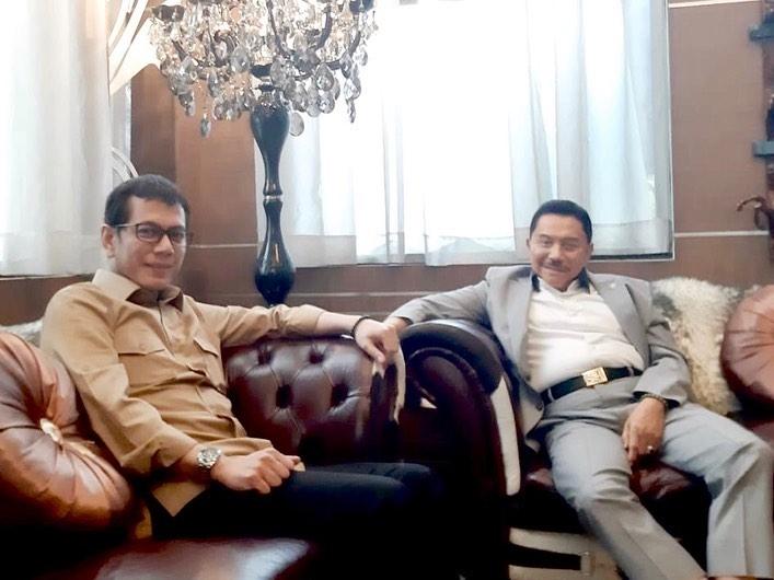Wishnutama dan Hendropriyono santai di sofa. [Instagram]