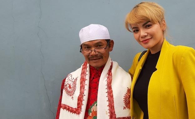 Acep Ds dan putrinya, artis Dinar Candy. [Revi/Matamata.com]